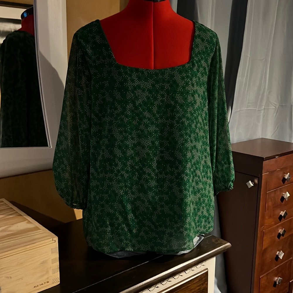 Green three quarter sleeve squared neck shirt